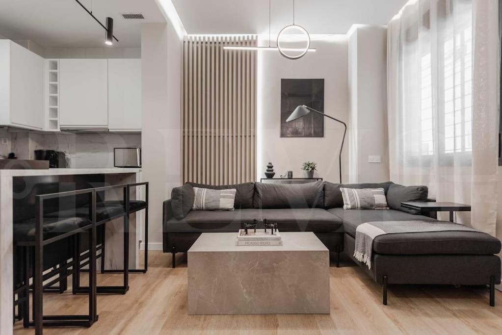 Contemporary Minimalist Apartment By Rems Màlaga Exteriér fotografie