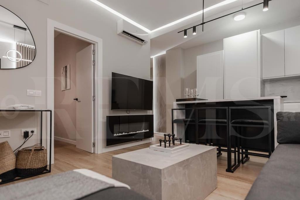 Contemporary Minimalist Apartment By Rems Màlaga Exteriér fotografie
