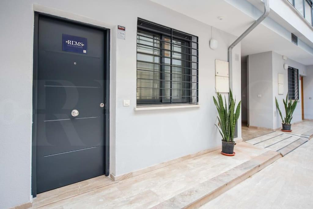 Contemporary Minimalist Apartment By Rems Màlaga Exteriér fotografie