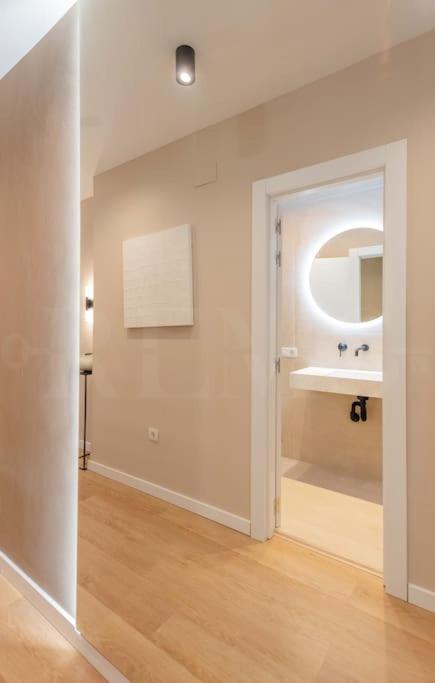 Contemporary Minimalist Apartment By Rems Màlaga Exteriér fotografie