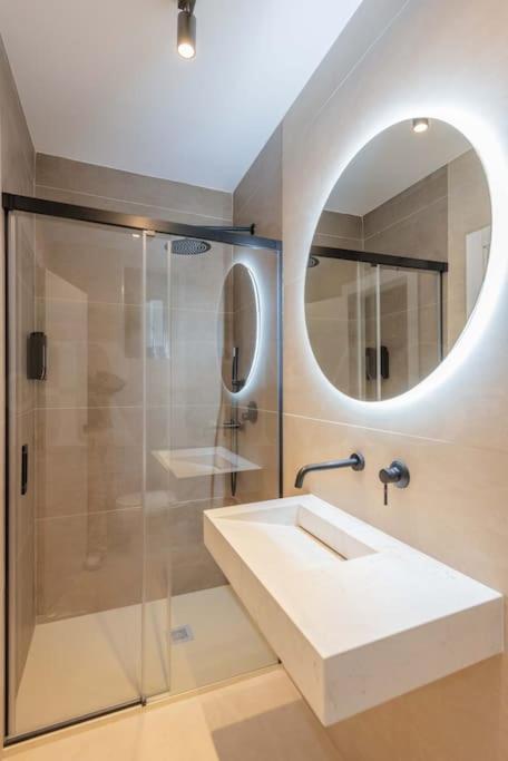 Contemporary Minimalist Apartment By Rems Màlaga Exteriér fotografie
